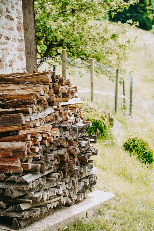 Holz für den Brotbackofen